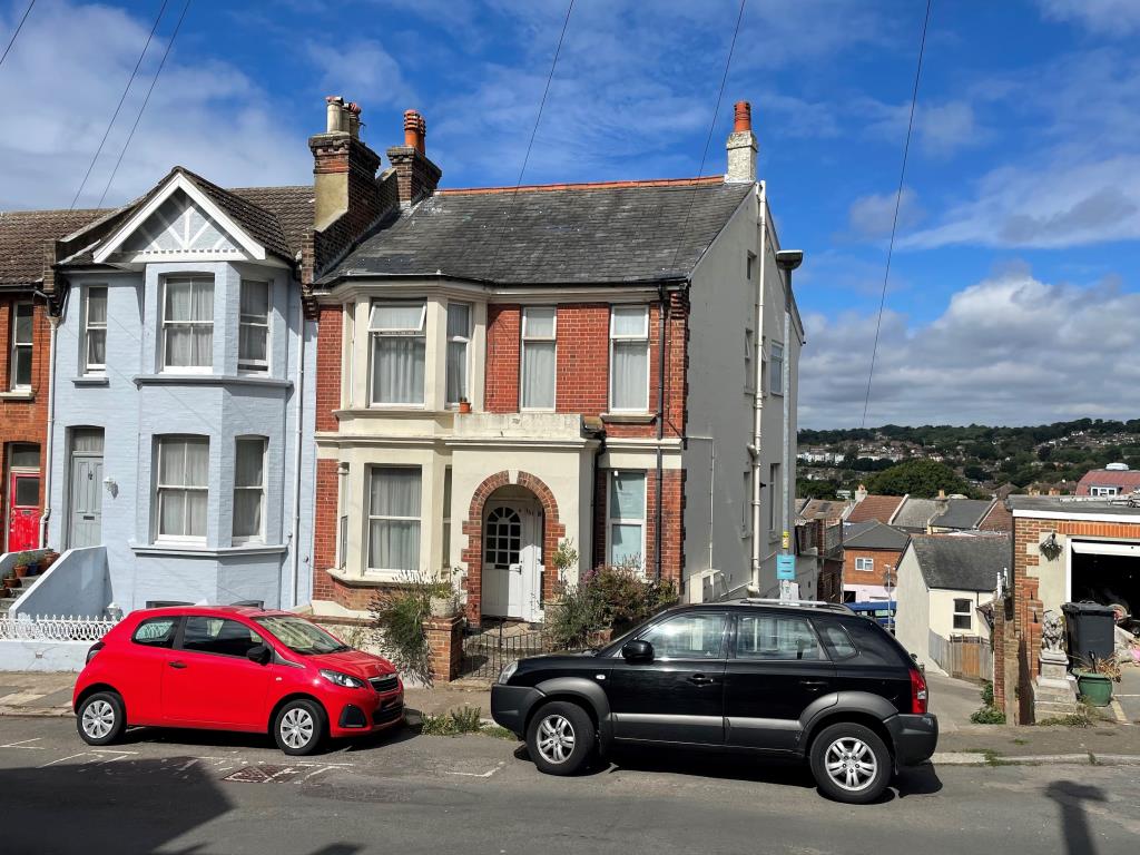 Lot: 1 - THREE-BEDROOM MAISONETTE FOR INVESTMENT -